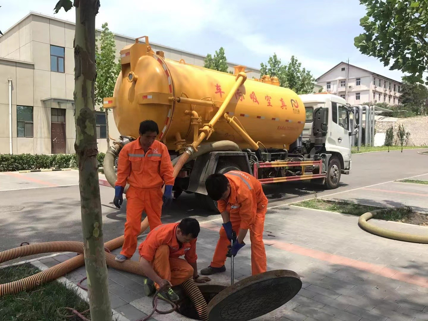 柳北管道疏通车停在窨井附近