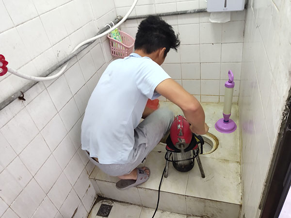 柳北管道堵塞冒臭气 专业师傅现场解决问题