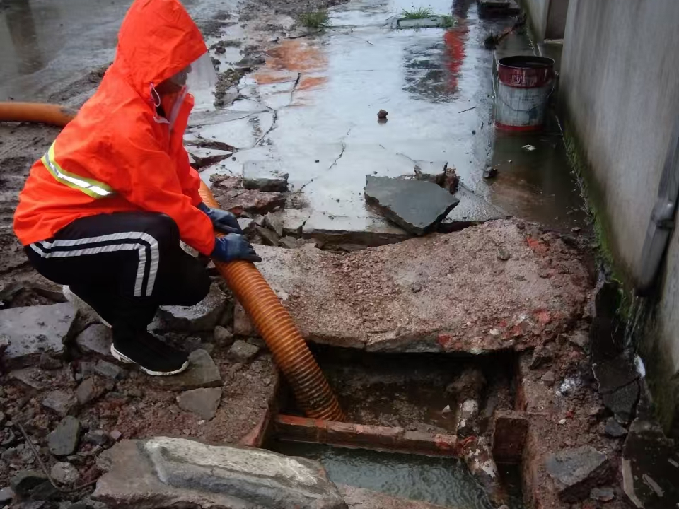 柳北专业清理污水池 炜誉市政以规范流程守护城市 “肠道”