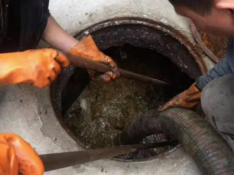 柳北清理化粪池时如何避免沼气的危害?